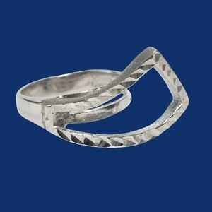 Unique Sterling Silver Diamond-cut Ring size 6